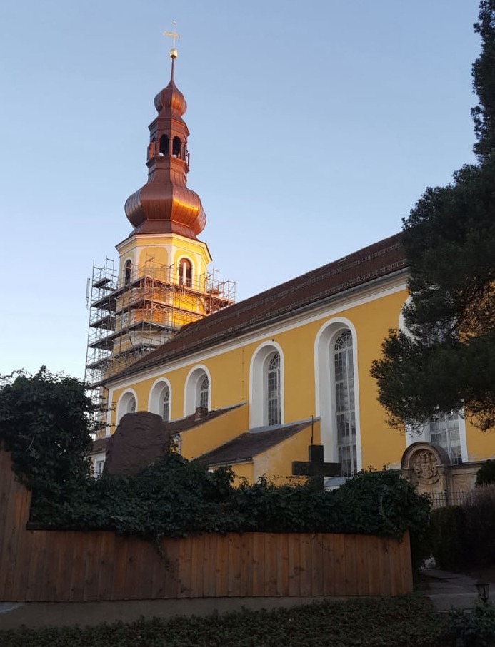 Kirchturm mit Gerüst