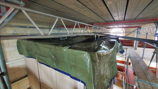 Orgel mit Schutzfolie