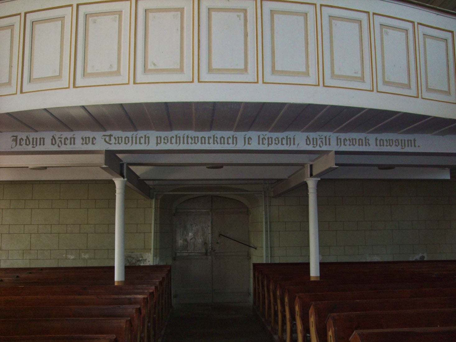 Schriftzug unter der Orgelempore